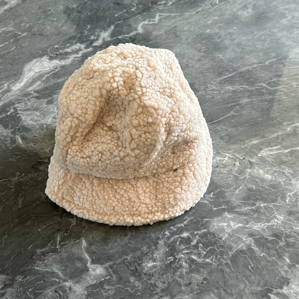 Fuzzy cream bucket hat unworn